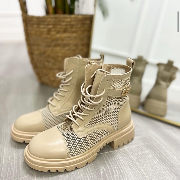 Stradivarius lace- up flat ankle boots in off white - Picture 3 of 3